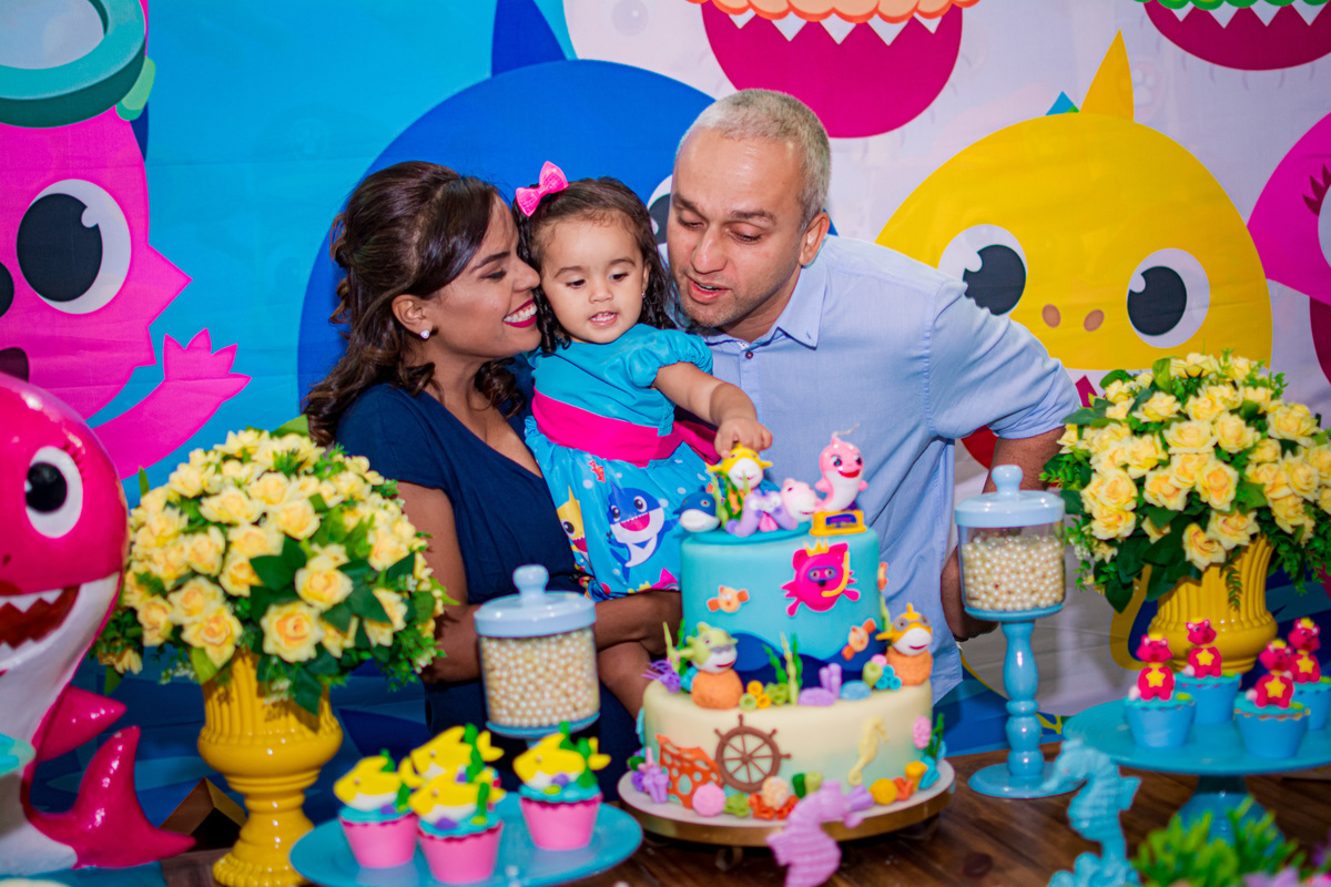 Marina e pais na mesa do bolo. Fotografia feira na casa de festas Sapeco Festas - Jacarepagua / RJ.