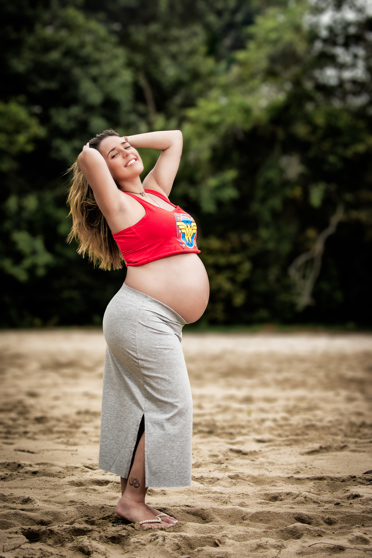 Linda gestante posando para fotos no Bosque da Barra durante ensaio gestante!