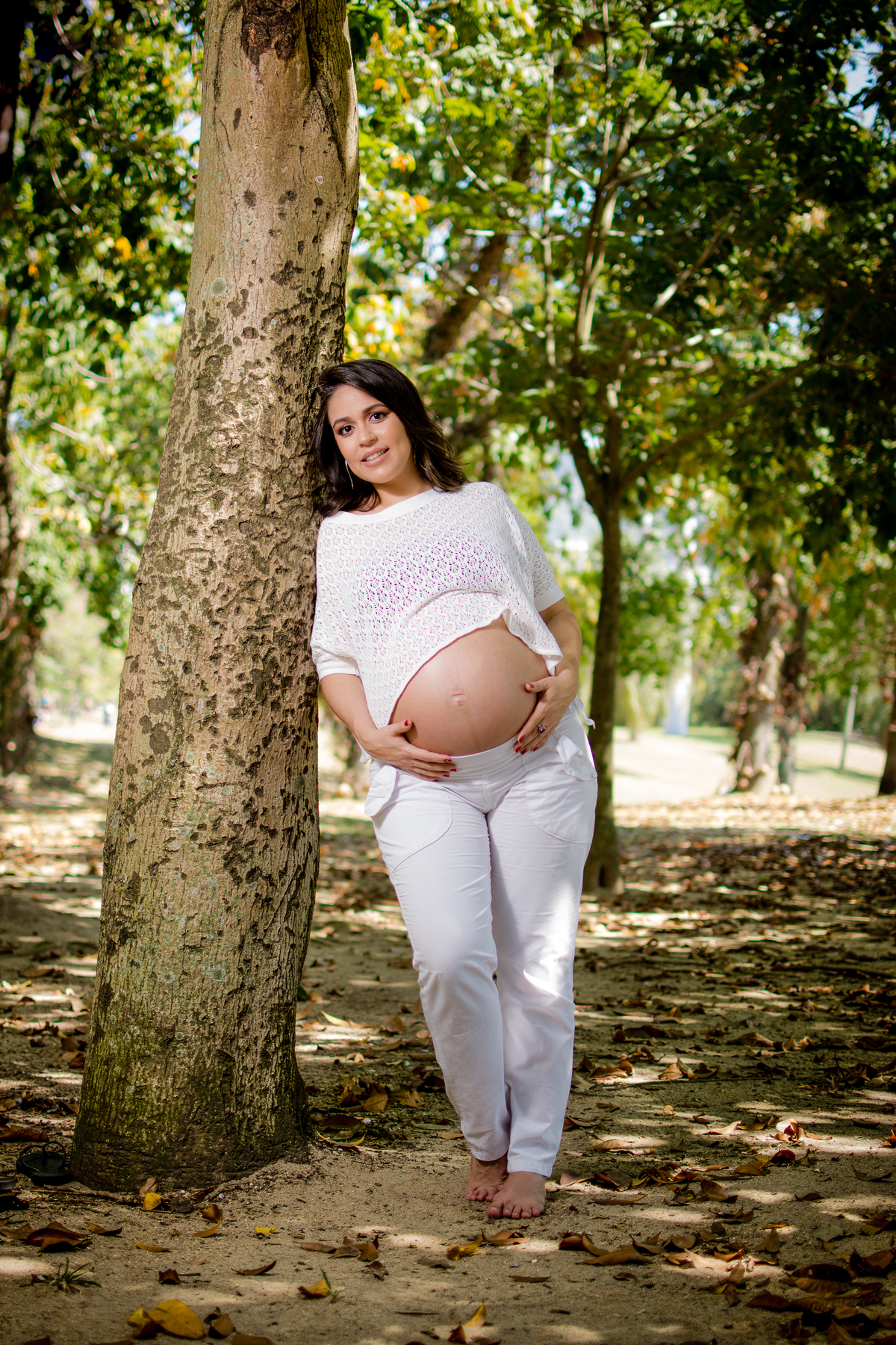 Fotografia gestante no aterro do flamengo, grávida encostada na árvore, dicas de poses.