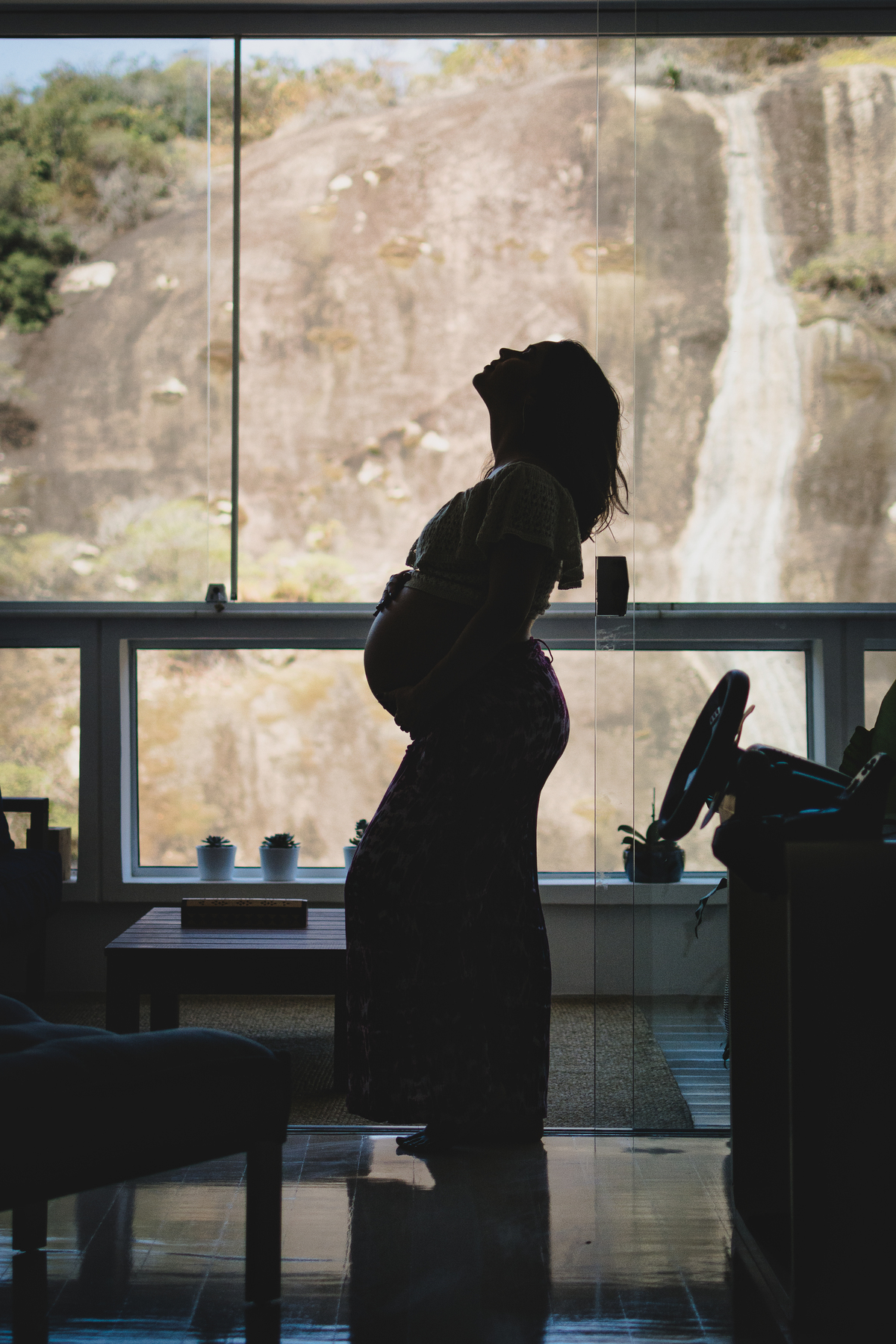 Gestante no salão de jogos, fotografia de gestante feita por Pirralhitus.