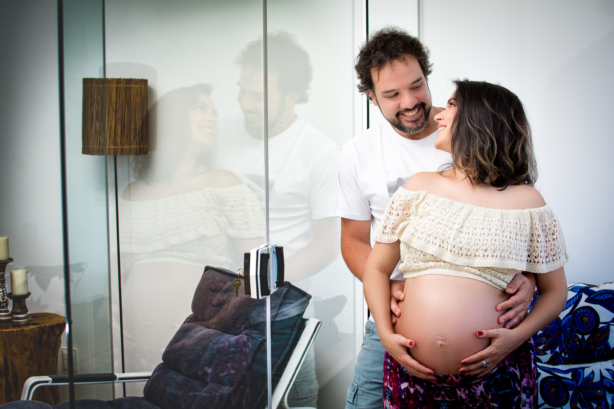 casal em casa durante ensaio gestante!