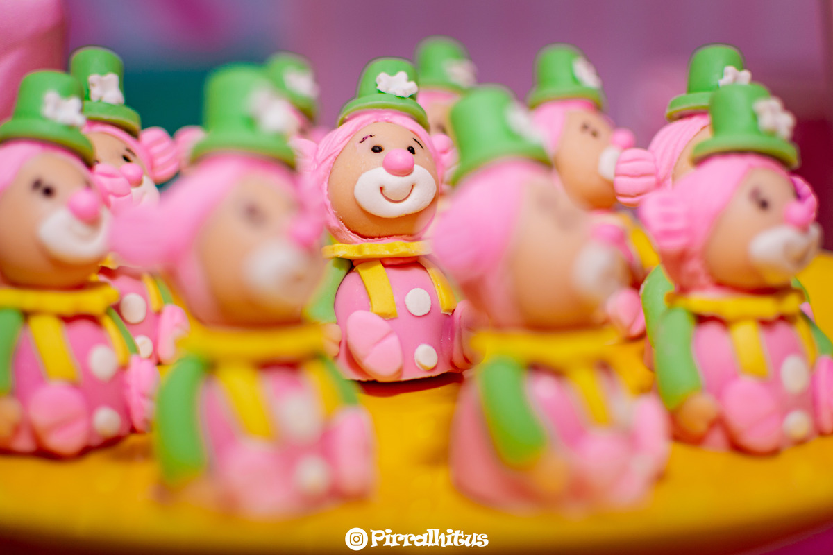 detalhe dos doces na decoração da mesa do bolo, palhacinhos.