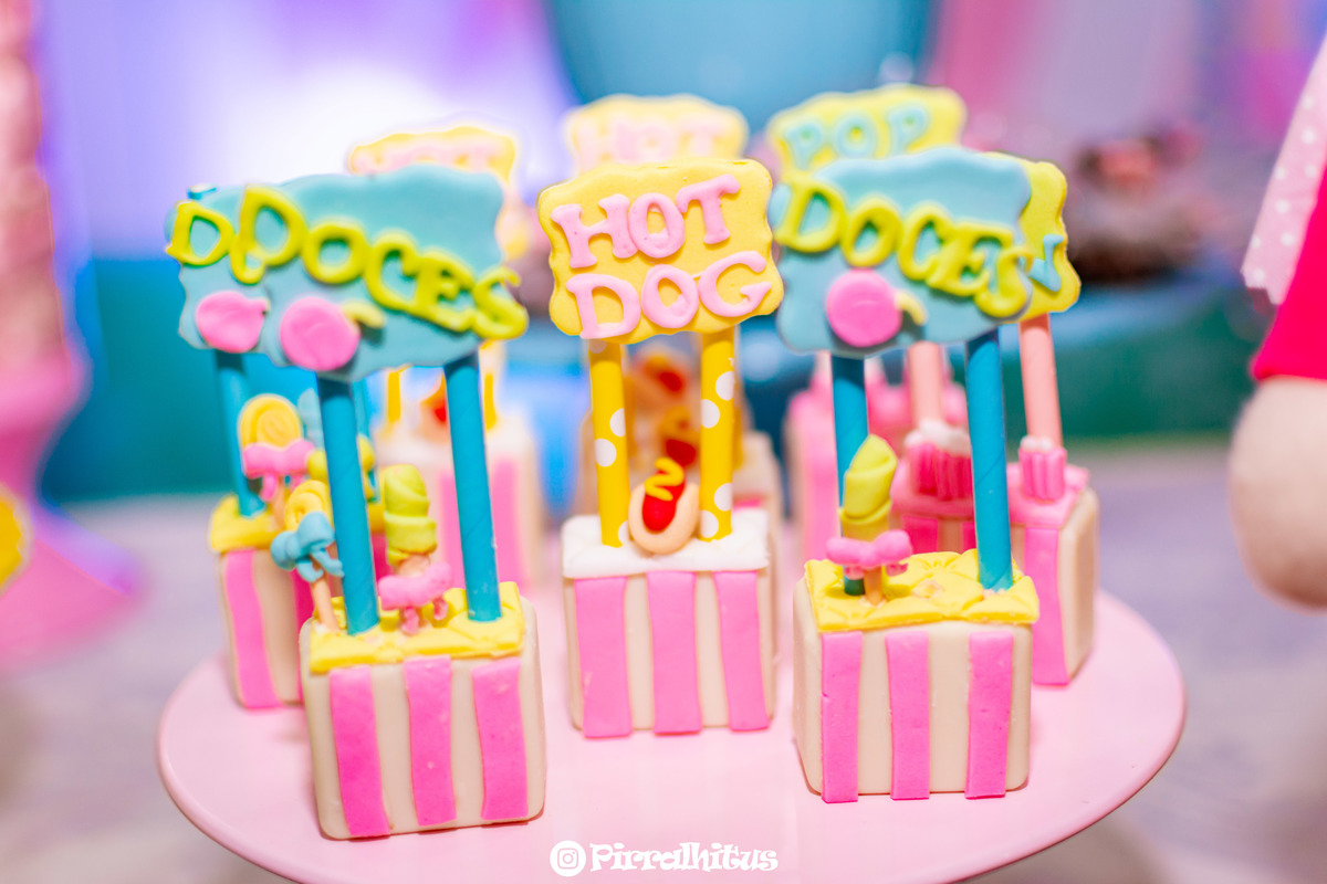doces em formato de barraquinhas de cachorro quente e doces.