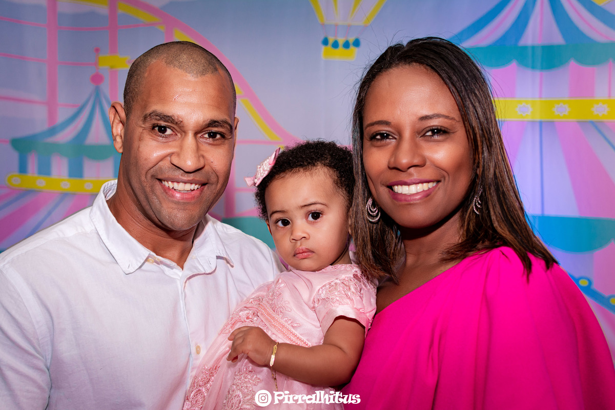 Pai, mãe e bebê na mesa do bolo na Baladauê casa de festas.