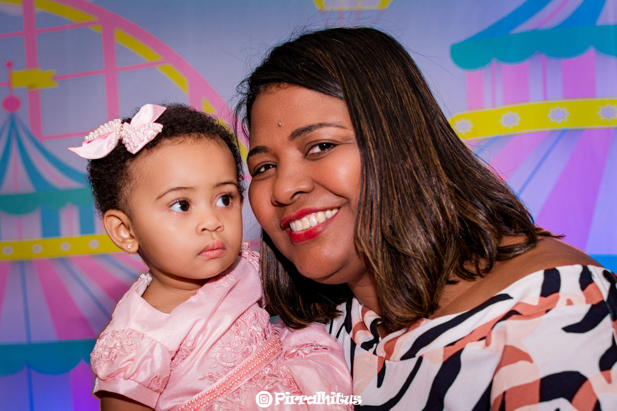 Melissa e a madrinha na casa de festas Baladauê.