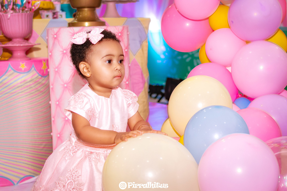Aniversário de 1 aninho da Melissa, bebê com as bolas do arco desconstruído.
