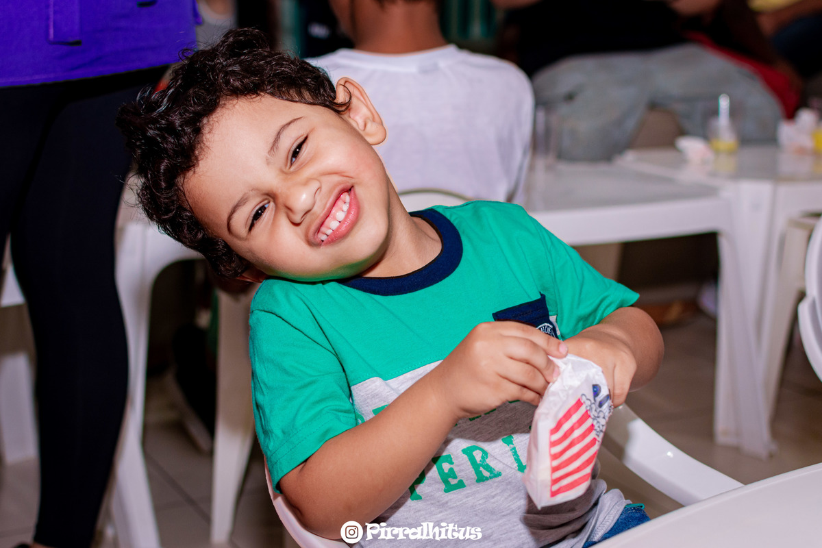 Criança com saco de pipoca