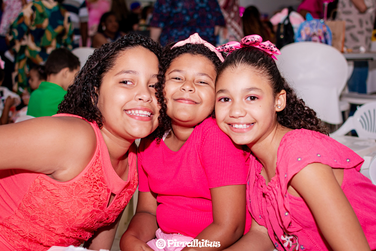 3 crianças sorrindo com o rosto colcado.