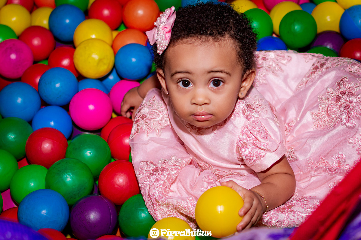 bebê na piscina de bplinha.