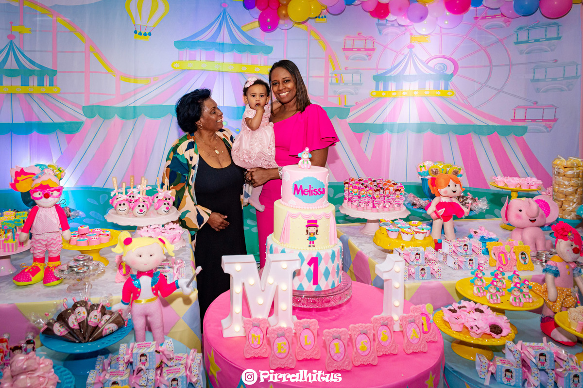 Mãe, vovó e bebê na mesa do bolo.