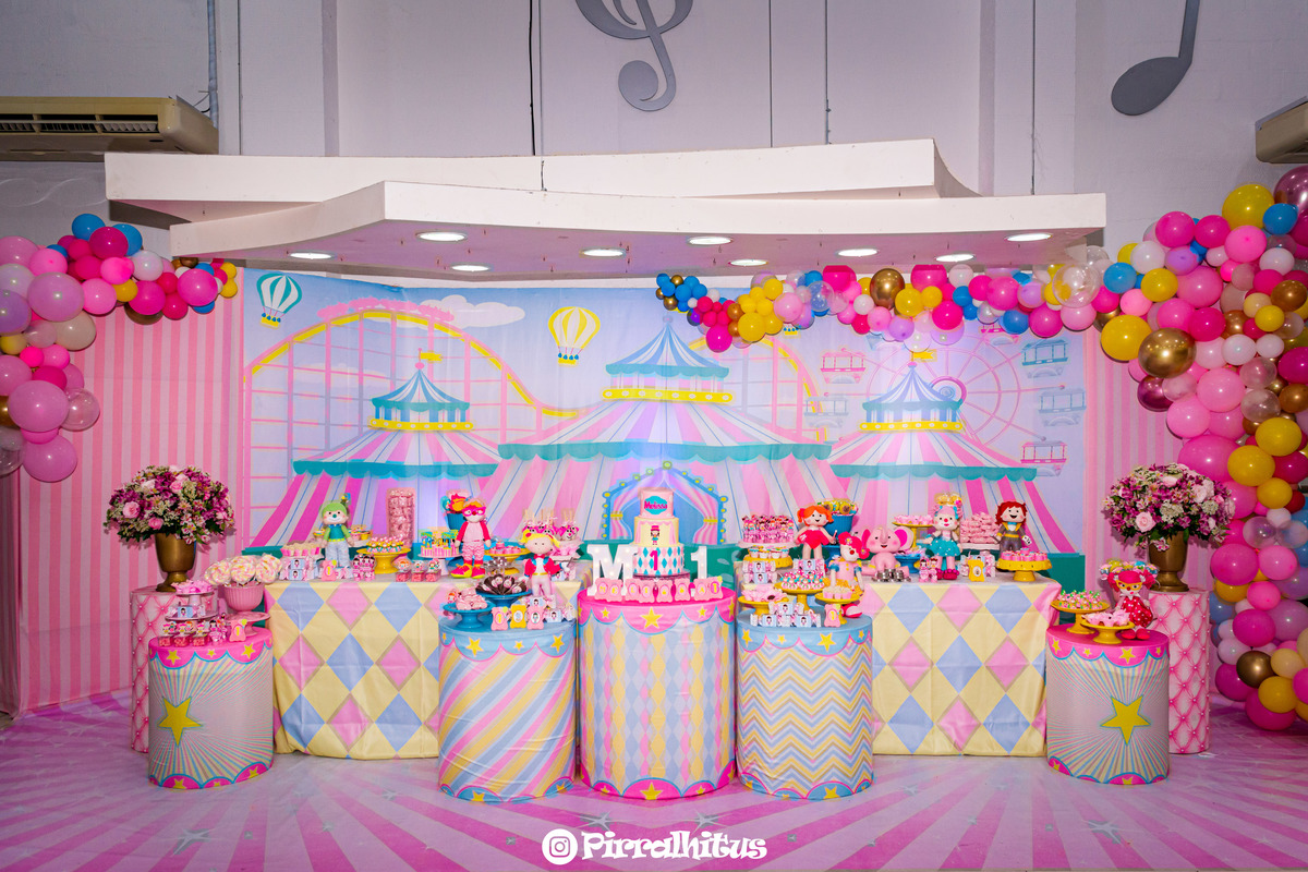 Fotografia da mesa do bolo de uma festa infantil. Tema: Circo Rosa, casa de festas baladaue.