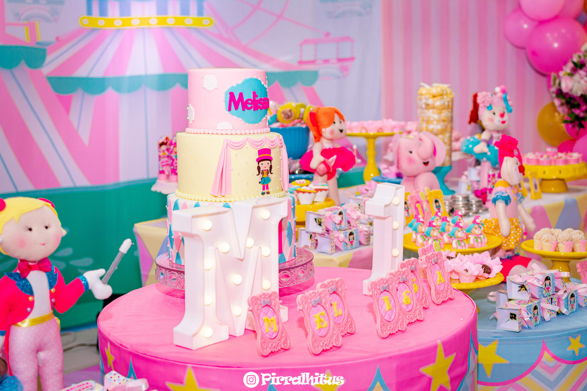 Detalhe do bolo do aniversário da Melissa. Casa de Festas Baladauê.