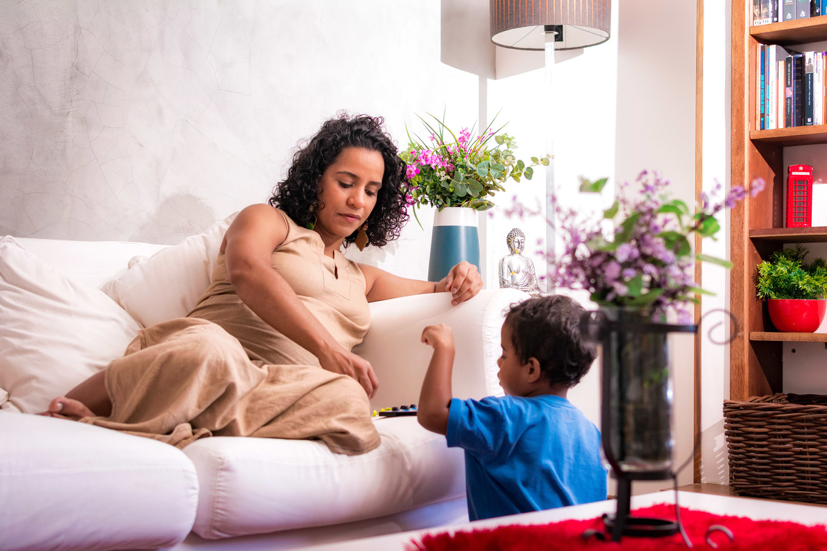 Mãe e filho jogando damas.