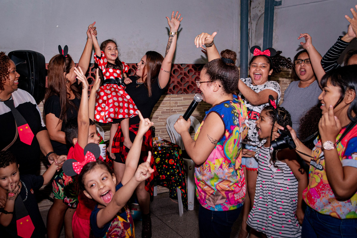 crianças dançando na pista de dança.