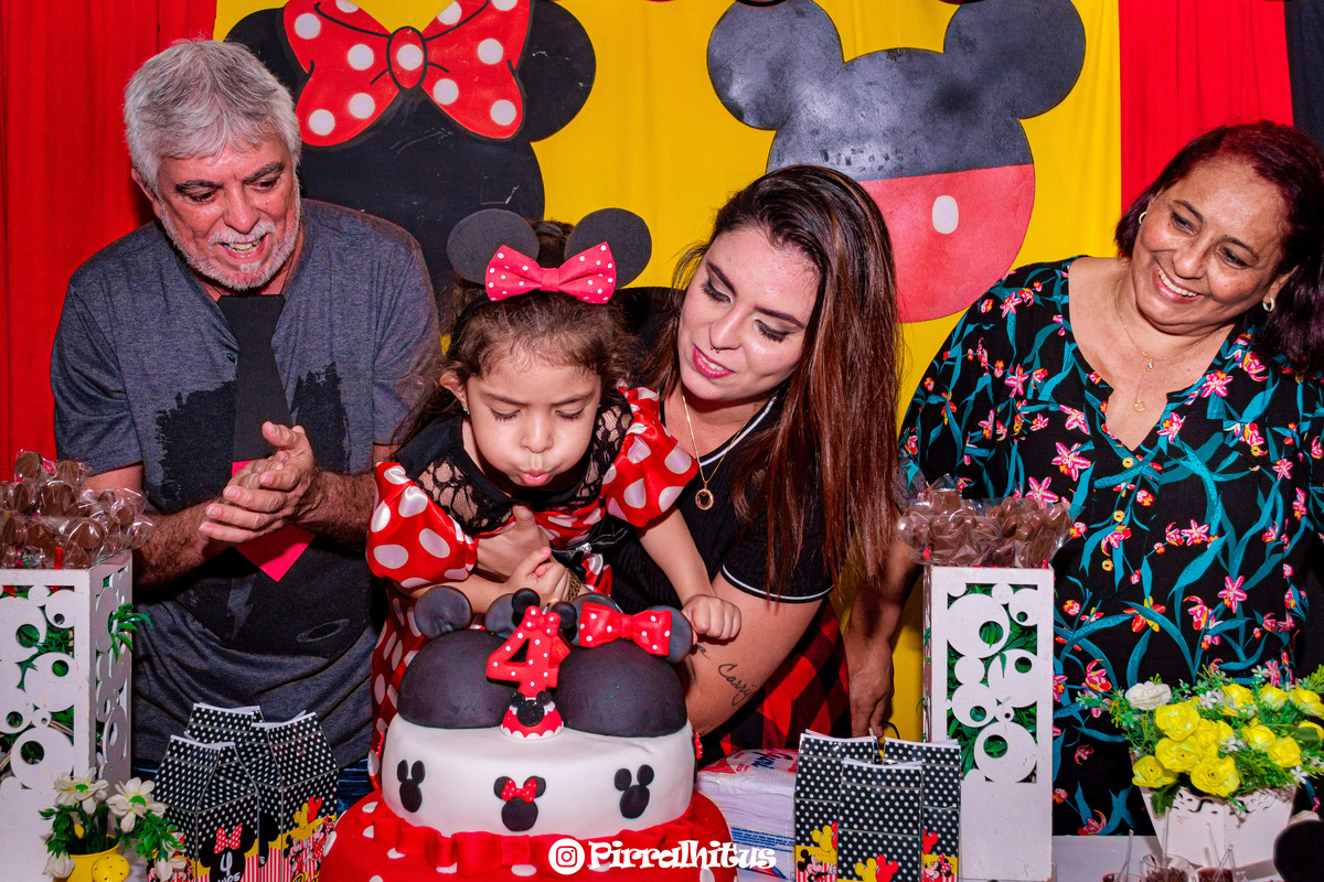 Criança assoprando a vela do bolo.