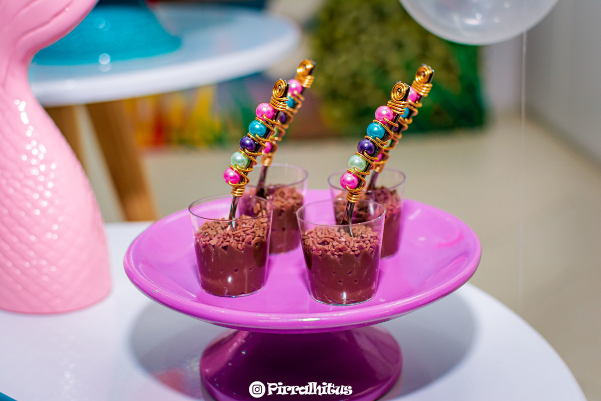 Brigadeiro na mesa do bolo na colher bordada.