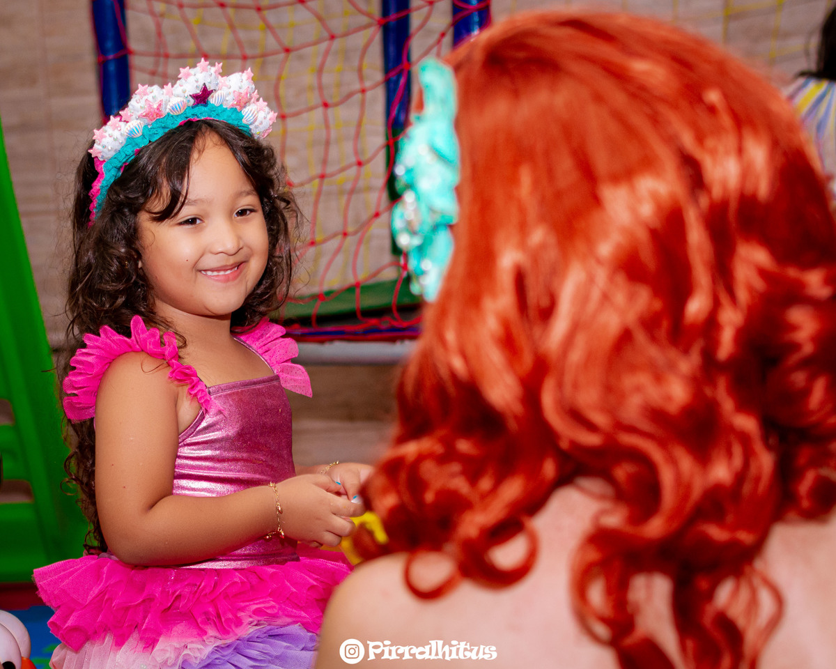 Aniversariante brincando com o personagem vivo Pequena Sereia.