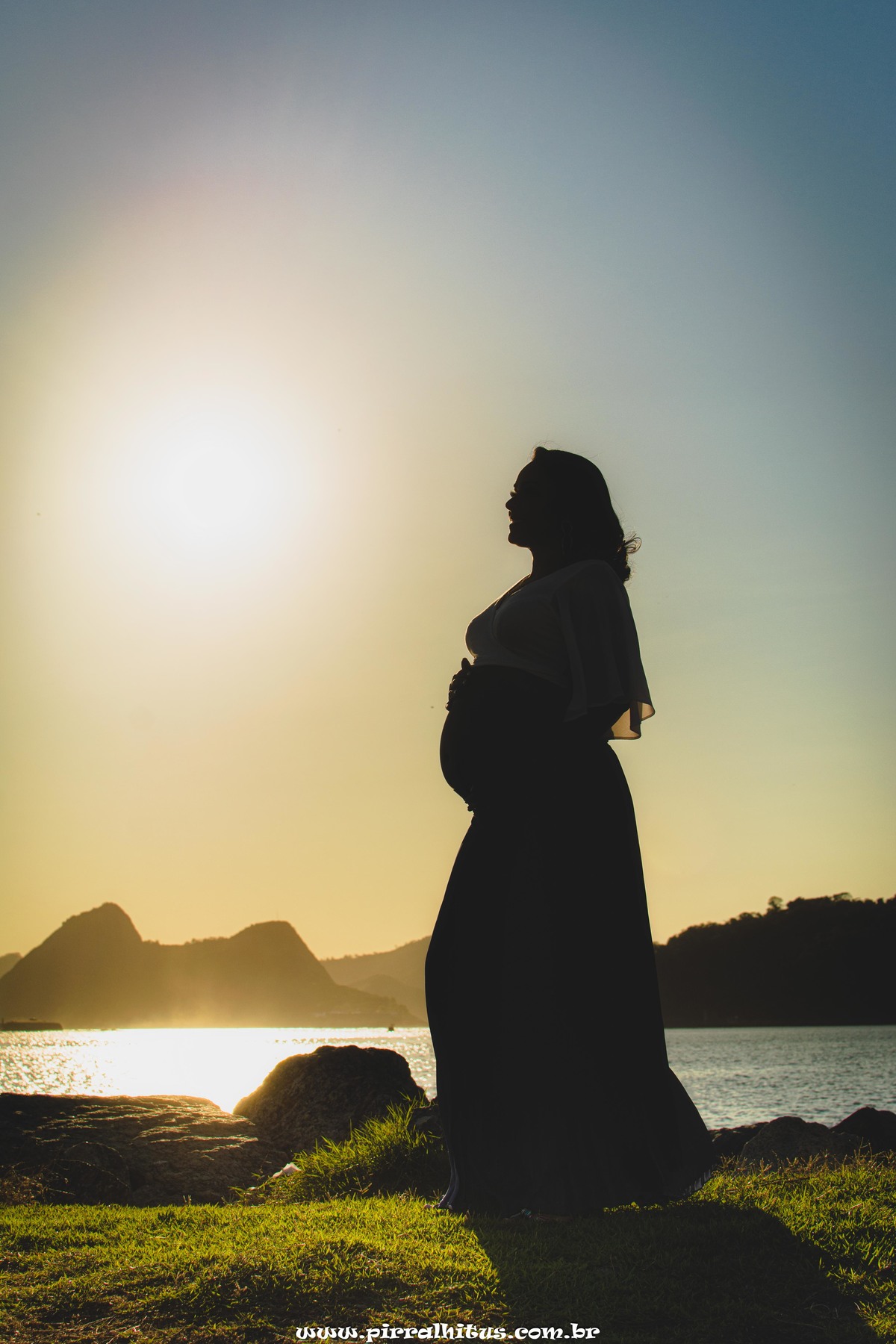 Silhueta da Gleycimara durante o nascer do sol no aterro do flamengo. Ensaio gestante fotografado por JL Tavares da Pirralhitus Fotografia Gestante e Infantil.