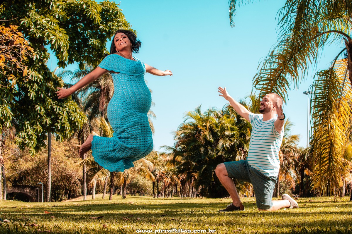 Gestante pulando no Aterro do Flamengo. Ensaio de grávida no Rio de Janeiro.