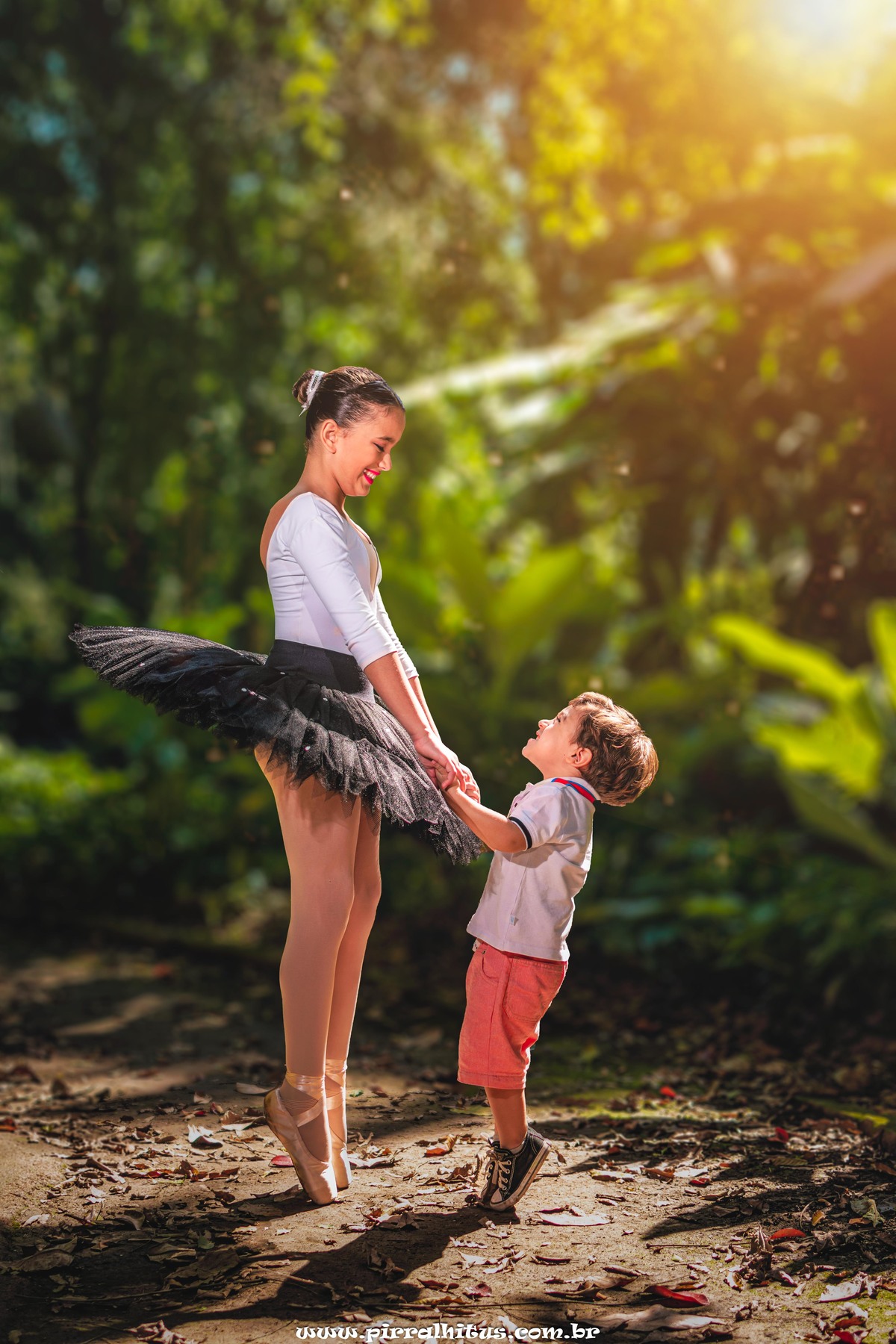 Menina bailarina brincando com o irmão, Parque Laje - RJ.