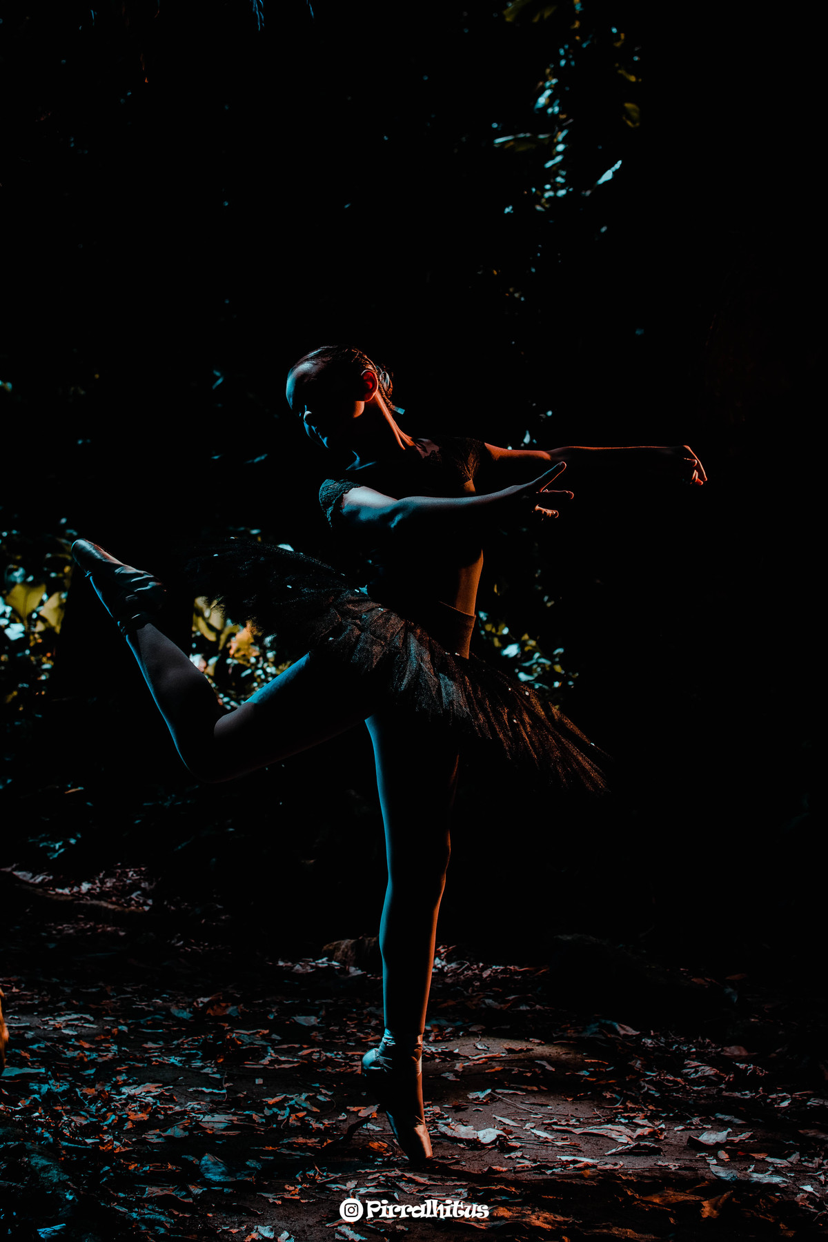 Silhueta de menina com luzes laranja e e azul no Parque Laje. Trabalho do fotógrafo JL Tavares da Pirralhitus Fotografia Infantil.