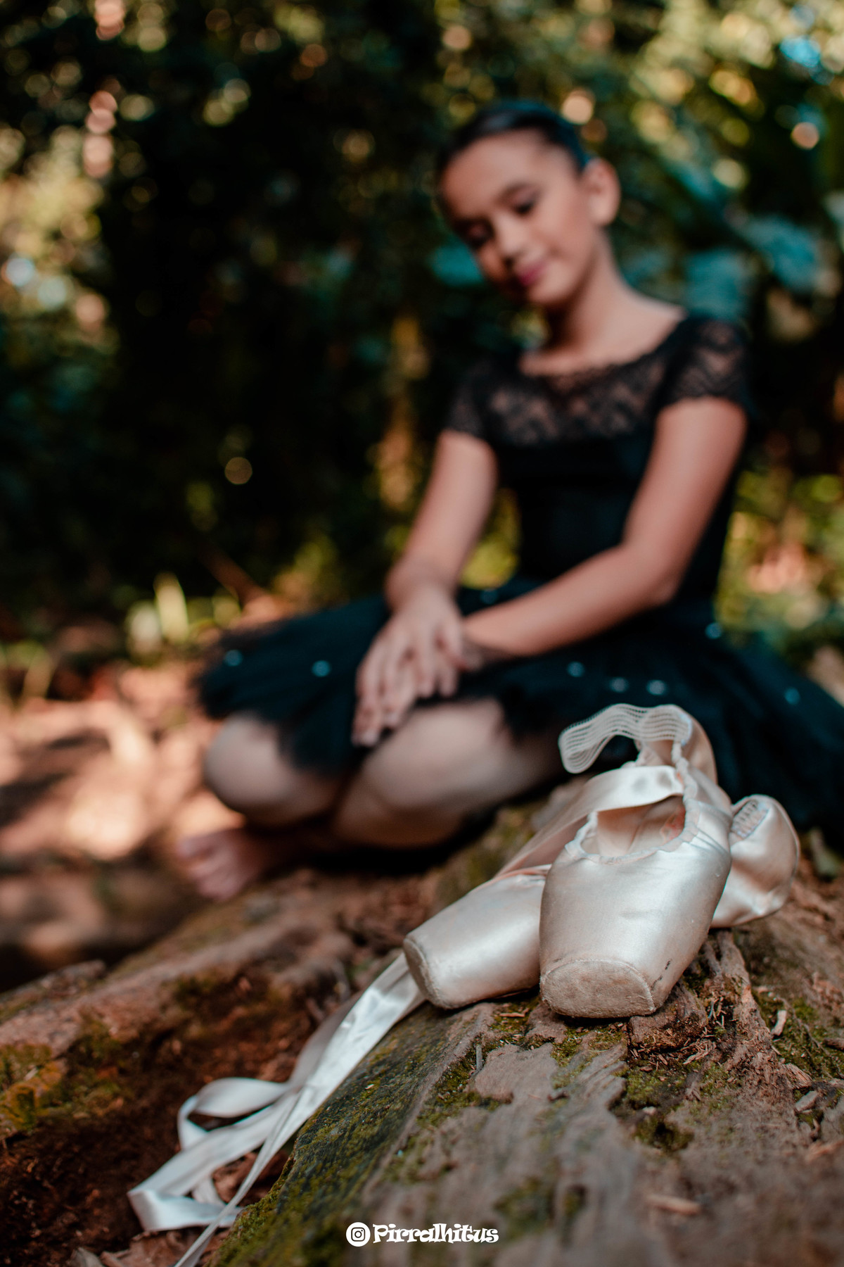 Menina bailarina observando a sapatilha. Parque Laje Rio de Janeiro