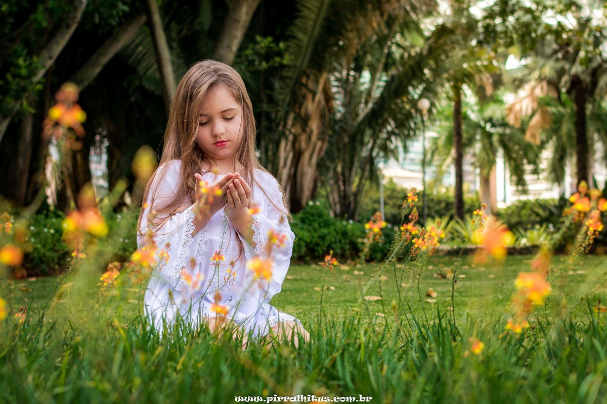 Menina loira no jardim do Rio 2 Park. Ensaio Fotográfico Infantil, Pirralhitus.