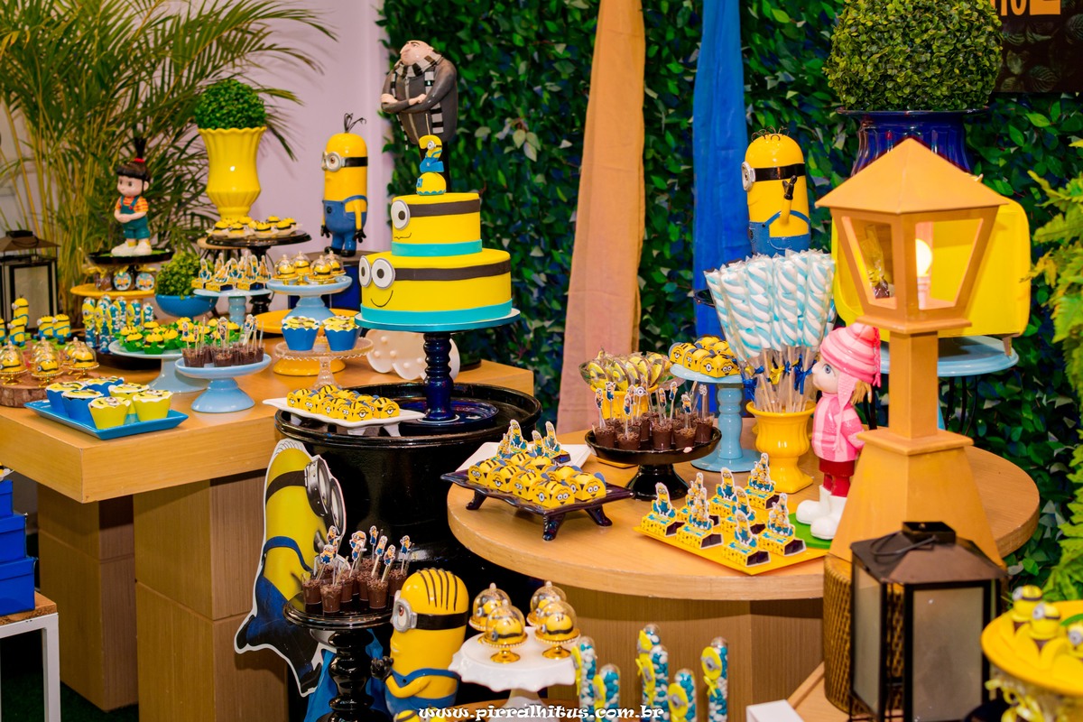 Mesa do bolo, tema Meu Malvado Favorito.