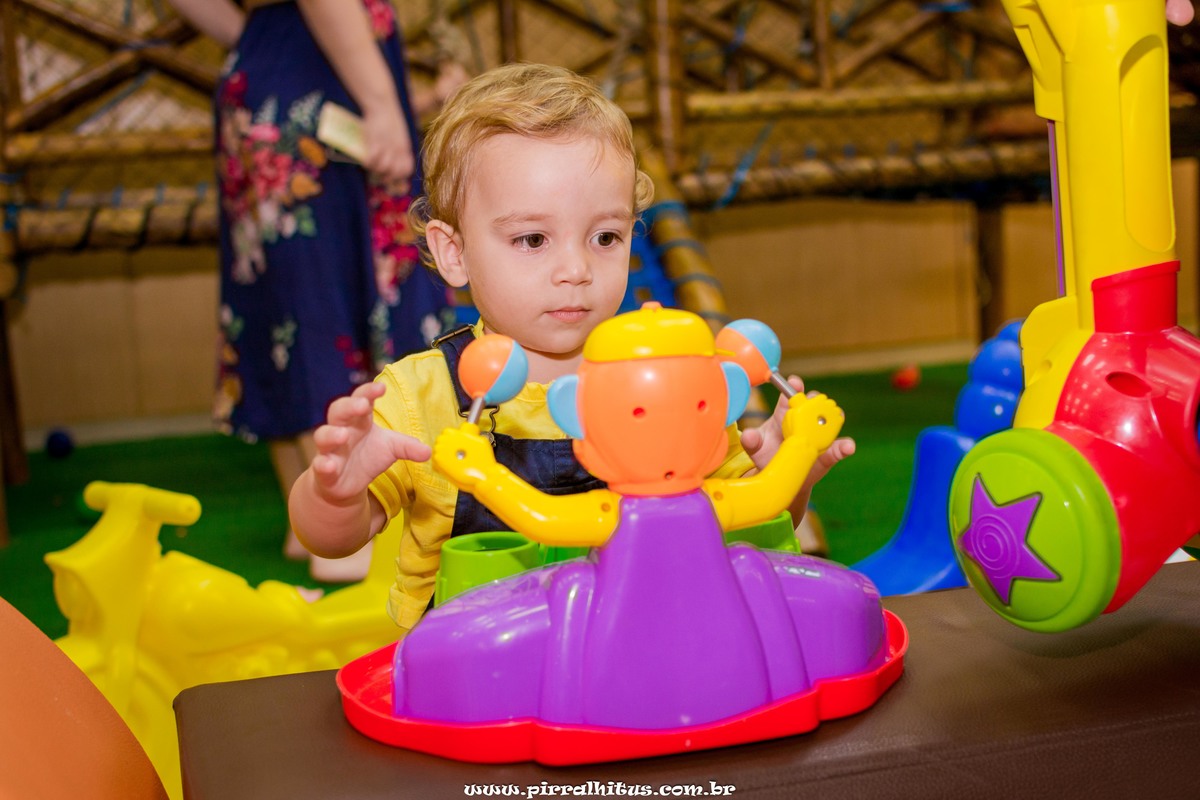 Arthur na brinquedoteca da casa de festas espaço animania.