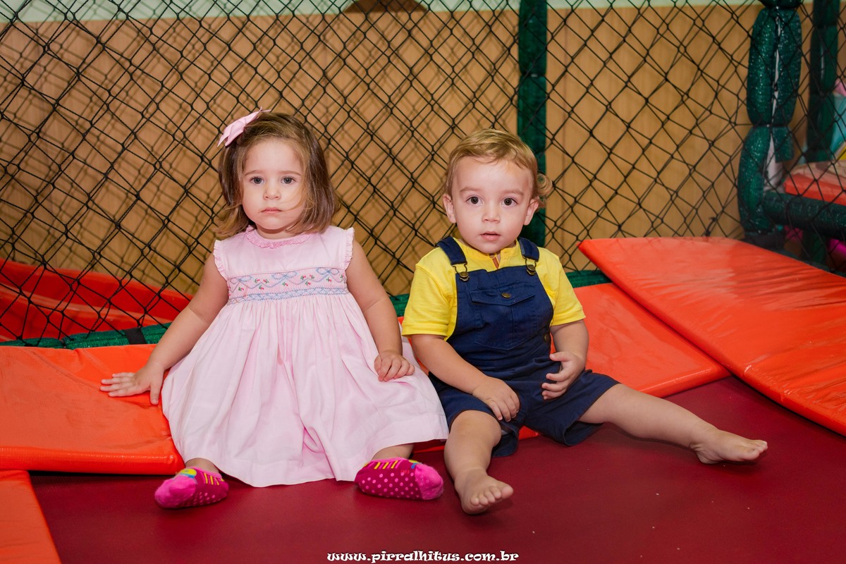 Amiguinhos brincando no pula-pula da casa de festas Espaço Animania - Botafogo, Rio de Janeiro.