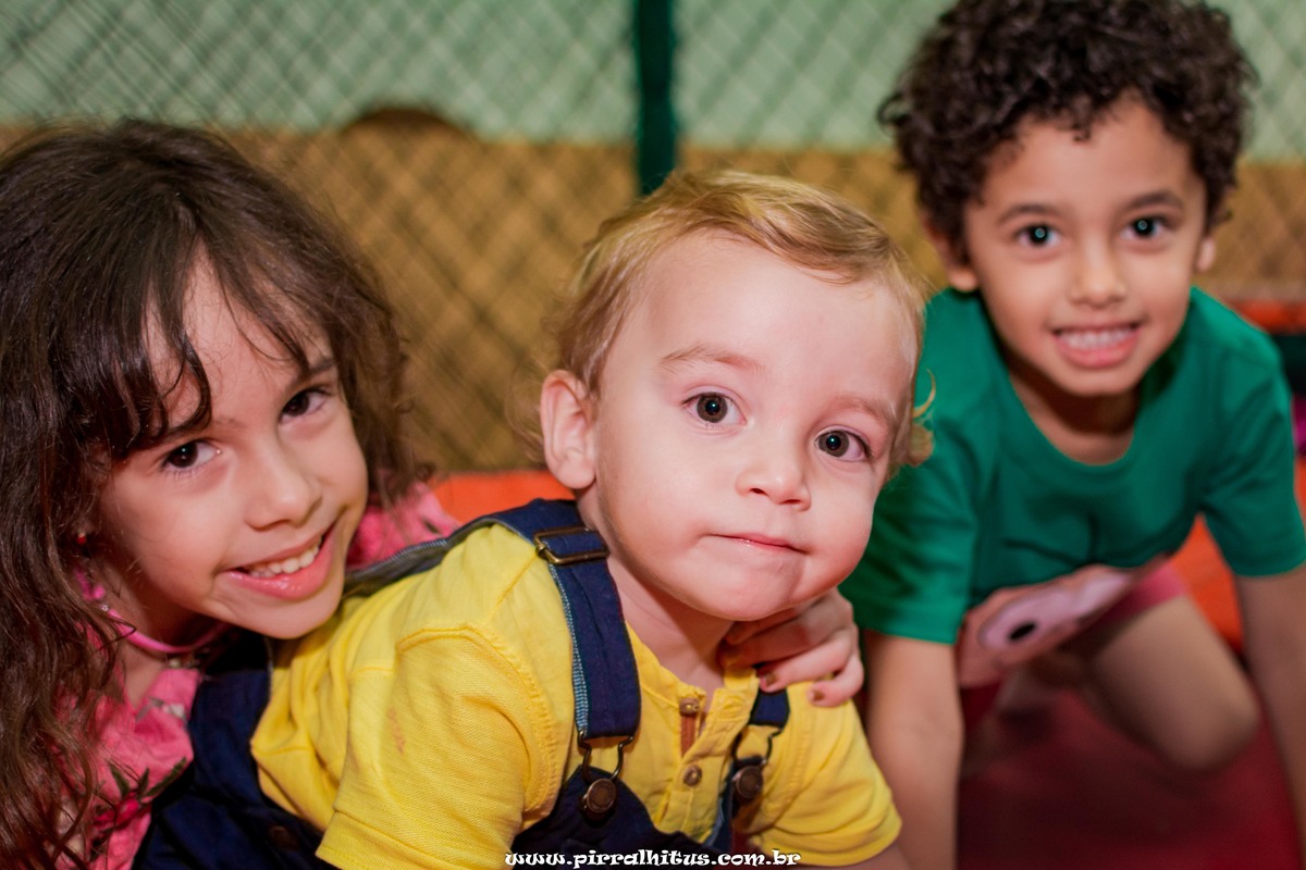 Irmãos brincando no pula-pula.