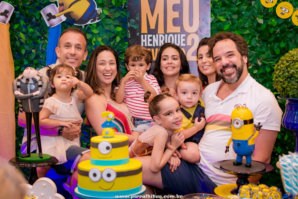 Foto de Familia na mesa do Bolo. Casa de Festas Espaço Animania.