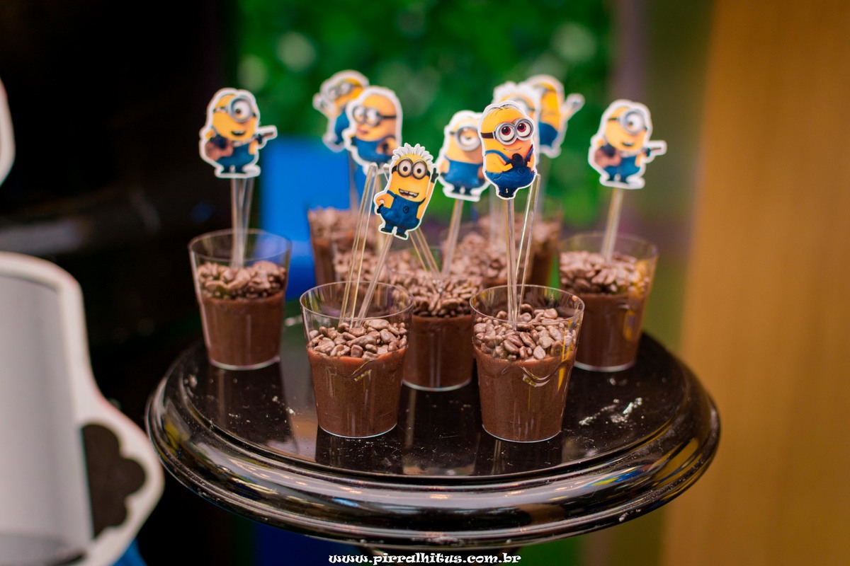 Copinho de brigadeiro com bandeirolas dos Minions.