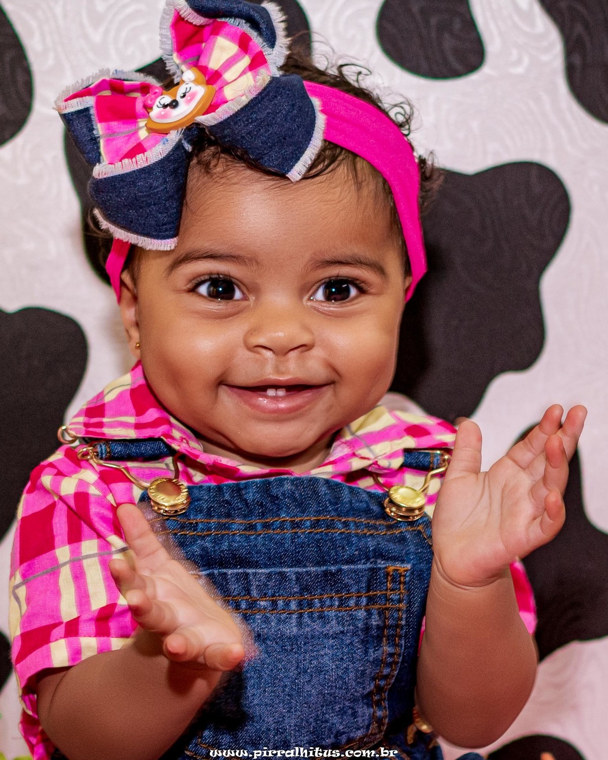 Raphaela batendo palmas.