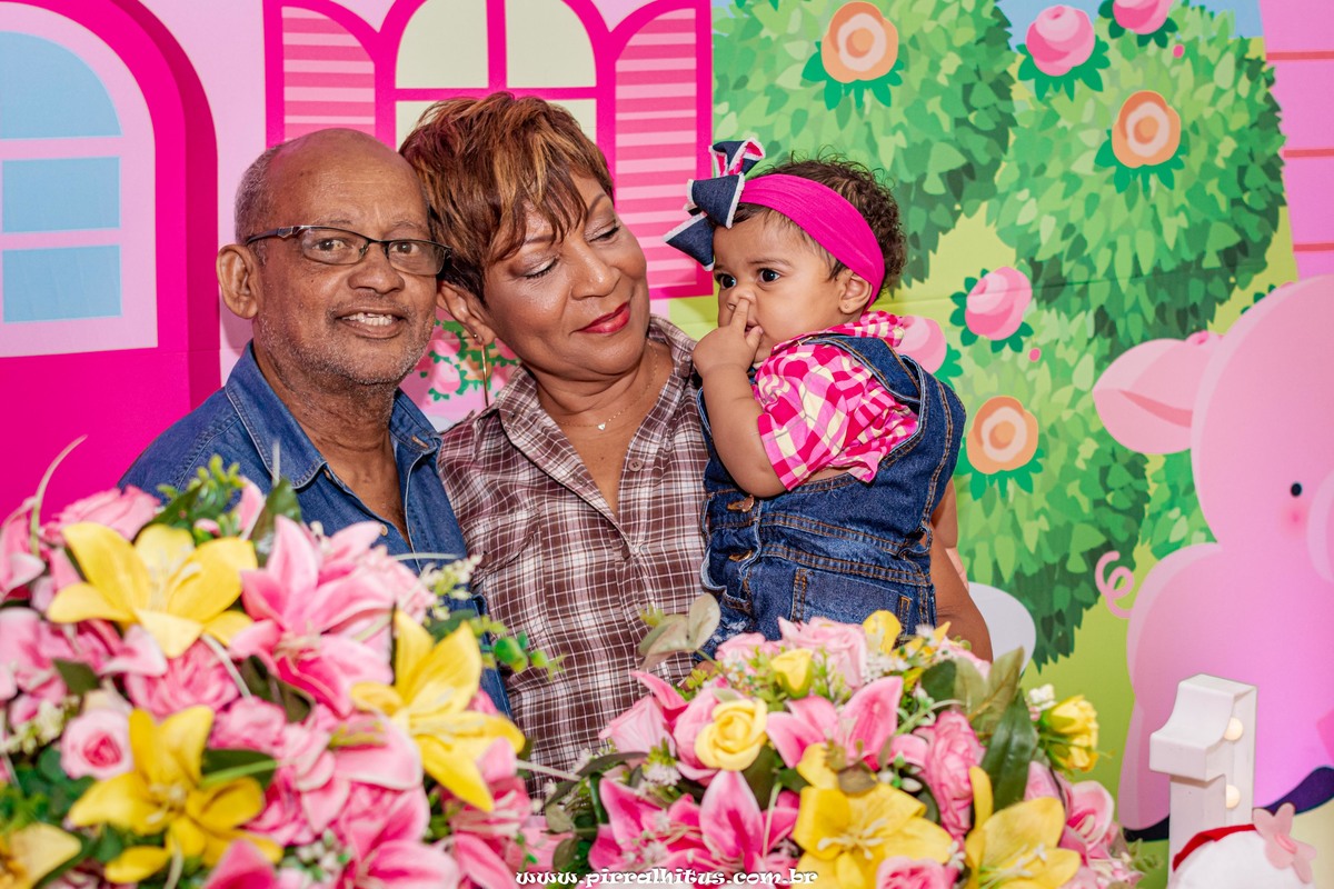 Avós com bebê na mesa do bolo. Casa de Festas Animação Festas.