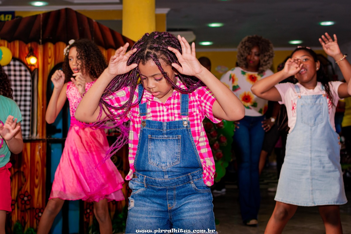 Apresentação de crianças dançando hip-hop no aniversário infantil da Raphaela. Casa de Festas Animação Festas, madureira / Rio de Janeiro