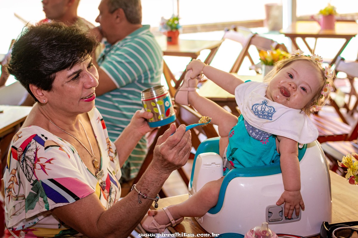 vovó dando papinha pra bebê. Casa de Festas Alegria de Viver.