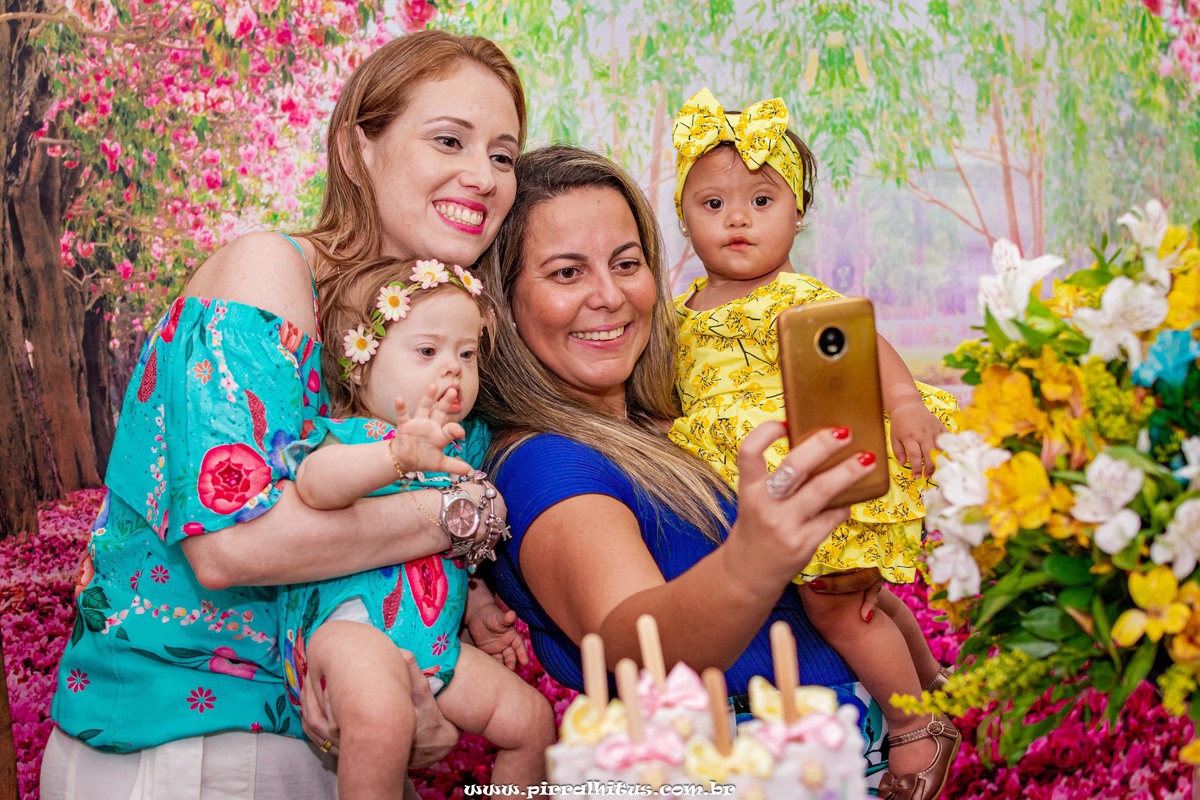 Mamães de crianças com síndrome de down fazendo selfie na mesa do bolo. Casa de Festas Alegria de Viver.