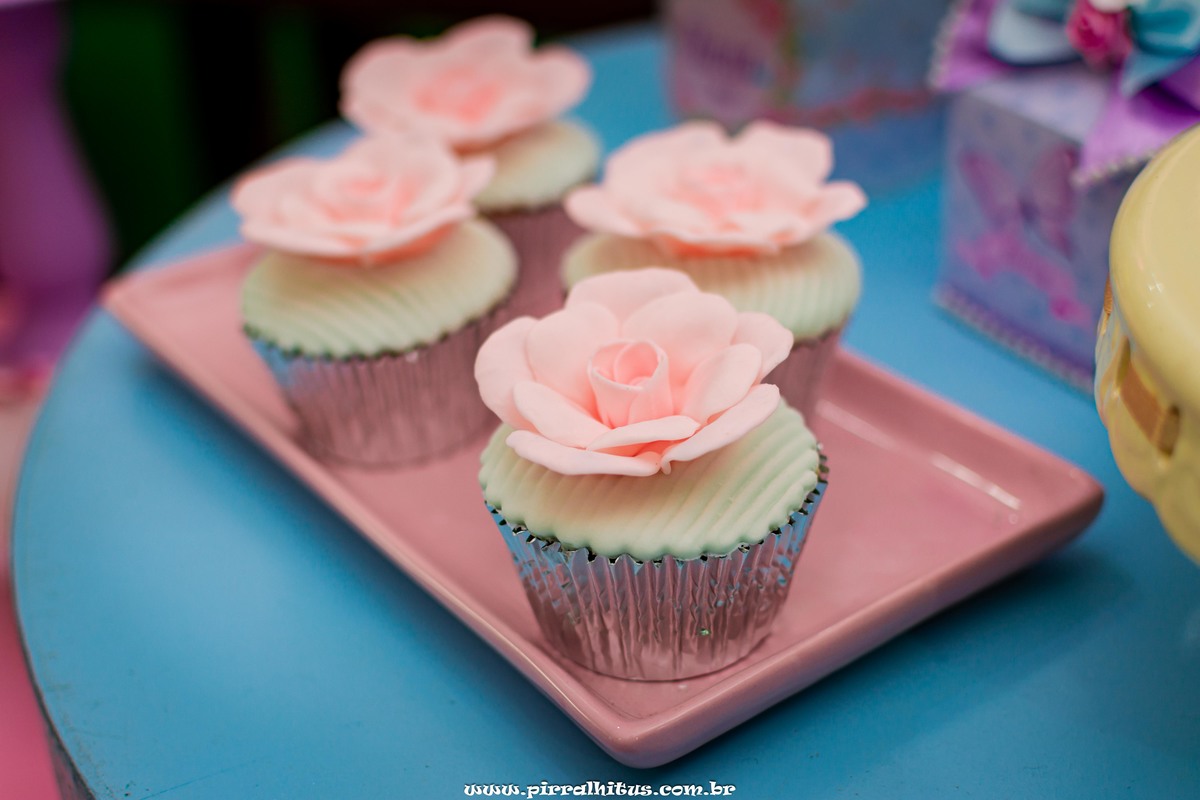 decoração da mesa do bolo, cupcake com rosas.