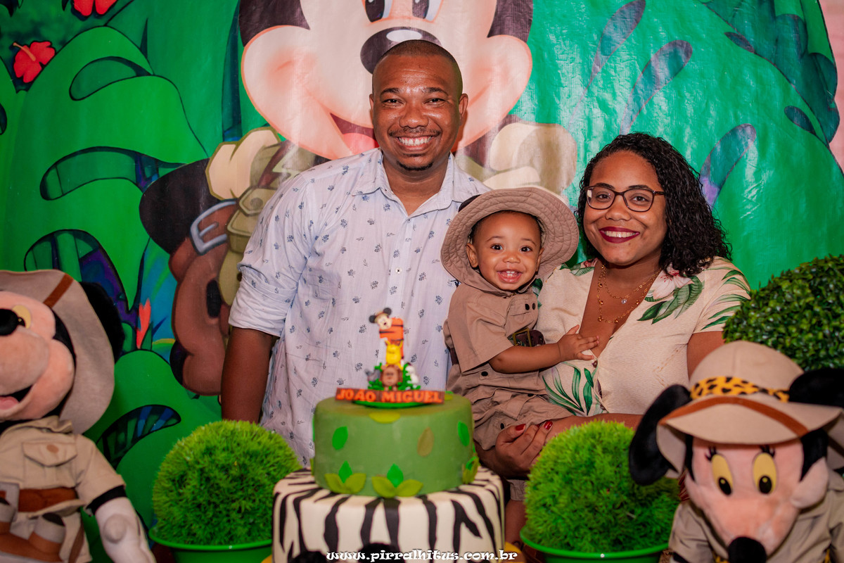 Familia comemorando aniversário de um ano com tema Mickey Safari na casa de festas Zigboom