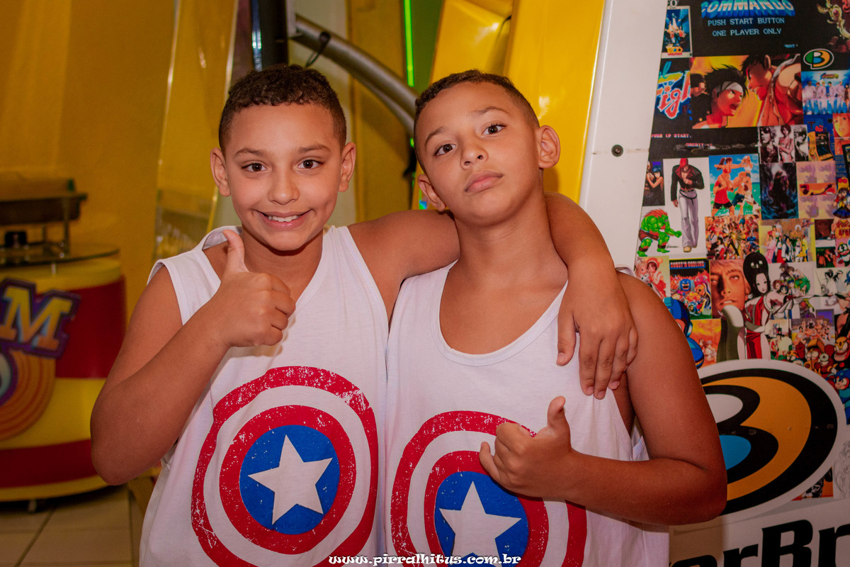 irmãos gemeos com camiseta do capitão américa na casa de festas zigboom, festa de 1 aninho do João Miguel!