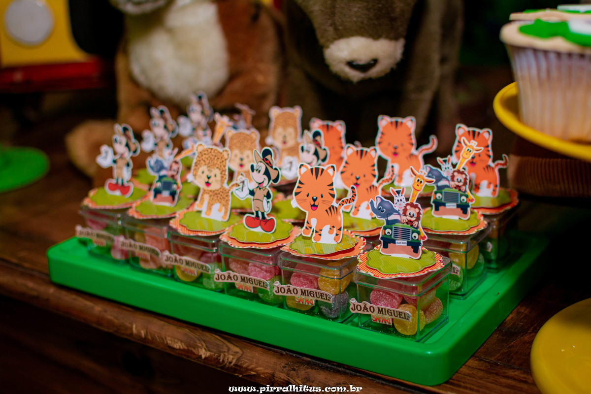 jujubas dentro de potes de acrilico com tema mickey safari, aniversario infantil na casa de festas zigboom