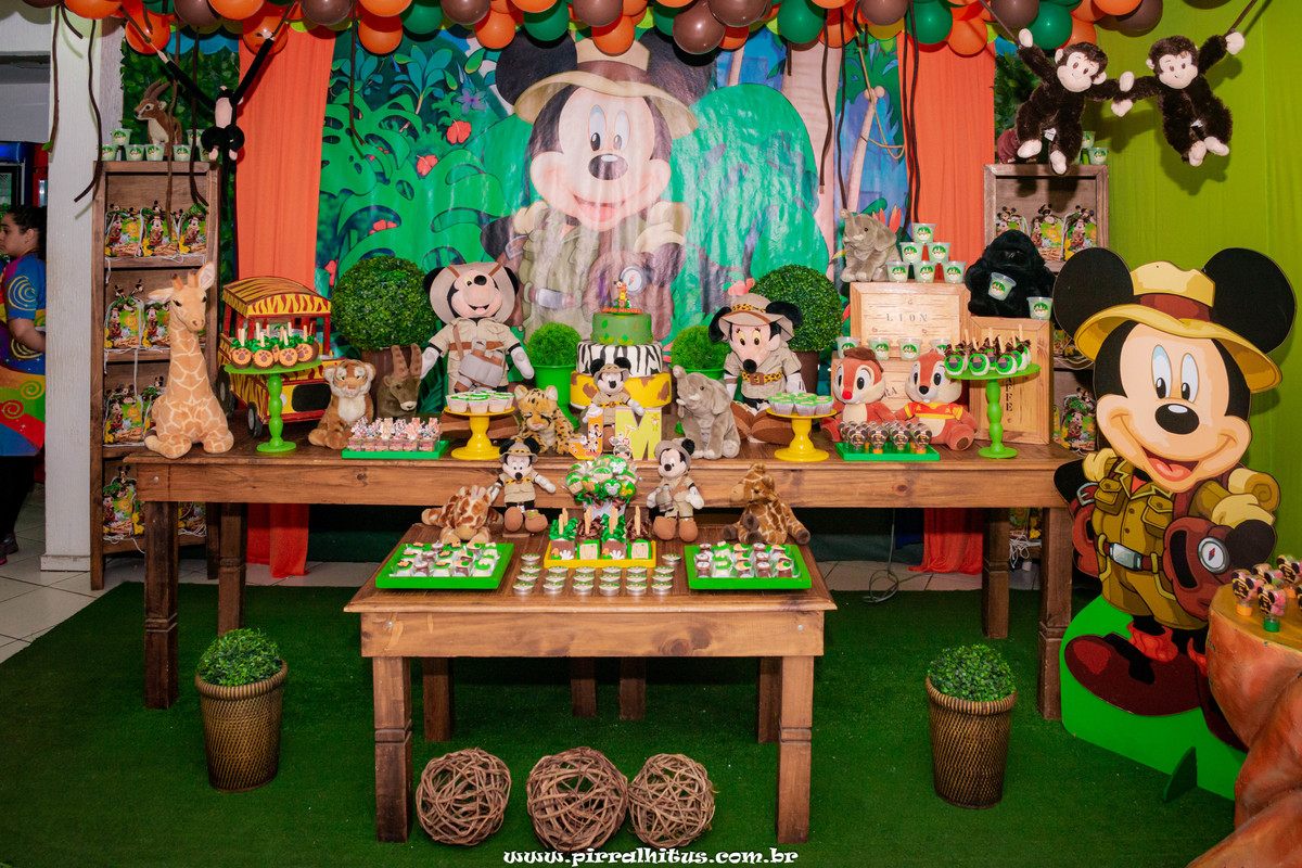 Mesa do bolo completa no tema Mickey Safari. Casa de Festas Zig Boom.