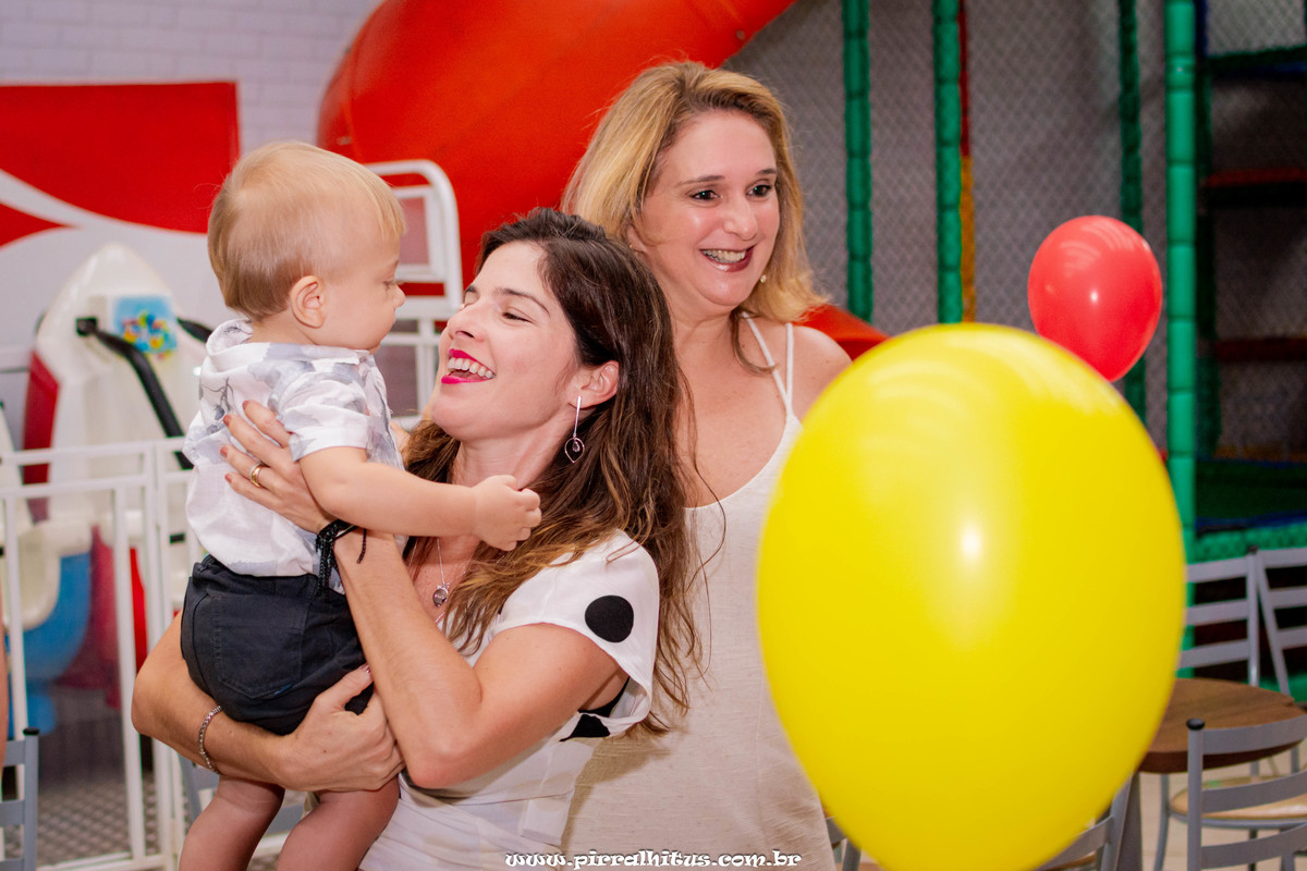 Bernardo e sua madrinha. Fotografia de Festa Infantil no Rio de Janeiro. Casa de festas Tik Tak Botafogo.