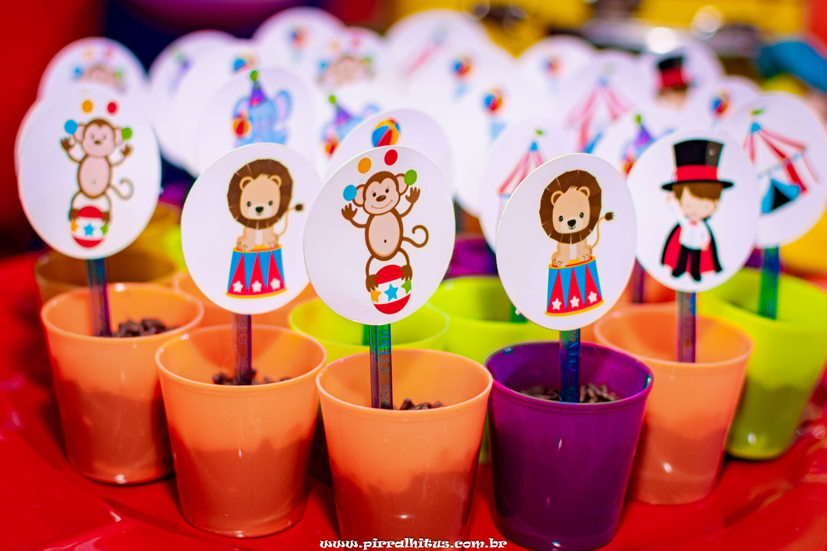 Brigadeiro de copo tema Circo. Festa infantil na casa de festas Tik Tak em Botafogo.