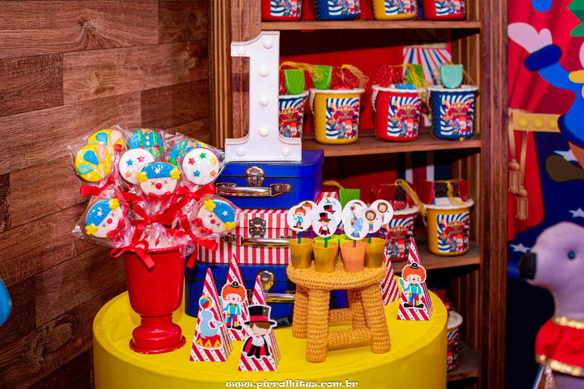 decoração, pirulito artesanal de biscoito. Fotografia de festa infantil Pirralhitus.