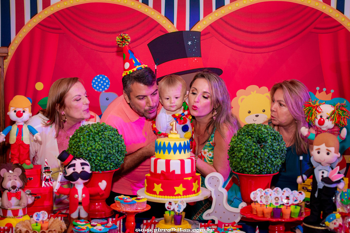 Bolo fake tema circo.