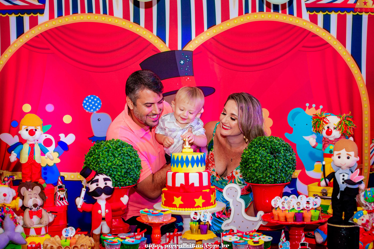 Fmília soprando a vela do bolo.