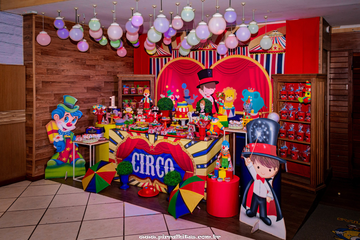 Decoração completa da mesa do bolo com o tema Circo. Fotografia do aniversário de 1 aninho do Bernardo na casa de festas Tik Tak Botafogo.