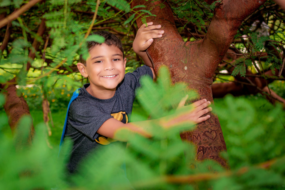 Menino subindo na árvore no Rio 2